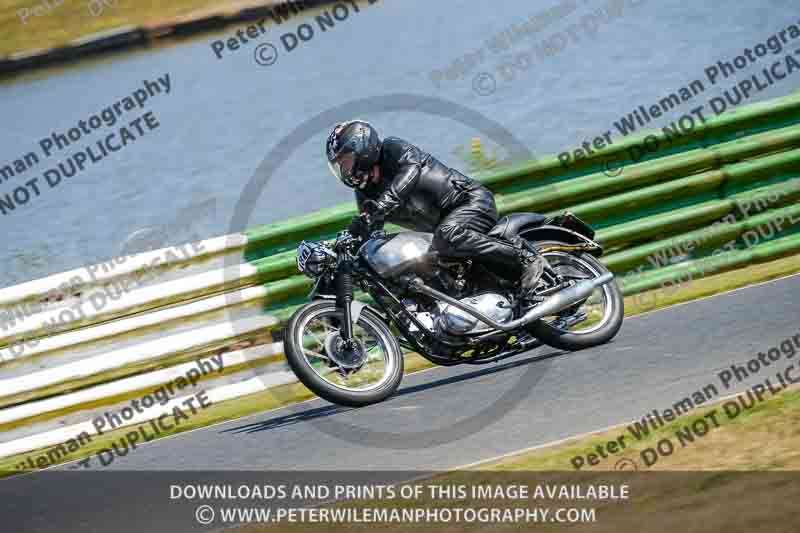 Vintage motorcycle club;eventdigitalimages;mallory park;mallory park trackday photographs;no limits trackdays;peter wileman photography;trackday digital images;trackday photos;vmcc festival 1000 bikes photographs